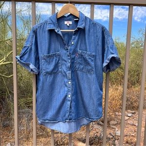 Levi’s Women’s Denim Button Down Shirt Size M Color Blue Denim 💯% Lyocell